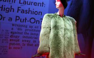 Ce manteau de fourrure, issu des archives de la maison Saint Laurent, ne défilera plus sur les podiums de la marque.