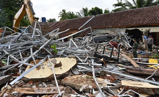 Un tsunami en Indonésie fait 373 morts.