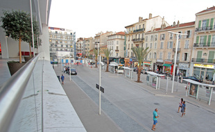 Le parvis de la gare de Cannes (Illustration)