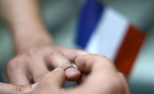 Illustration d'une célébration d'un mariage homosexuel.