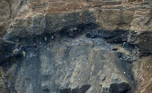 Des mineurs illégaux dans une mine de jade le 4 octobre 2015 à Hpakant en Birmanie