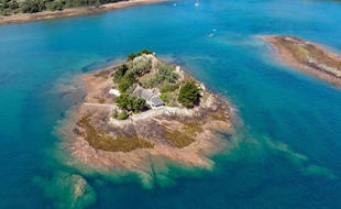 Située près de l'archipel de Bréhat, l'île de Roch Ar Hon fait 6.420 m2.