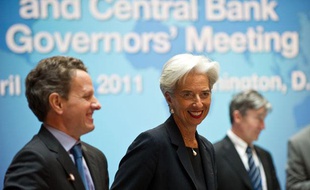 Christine Lagarde, la ministre française de l'Economie, avecTim Geithner, le secrétaire américain au Trésor avant le début de la réunion du G20 à Washington le 15 avril 2011.