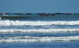Des musulmans rohingyas s'enfuient vers un camp temporaire près de Sittwe, dans l'Etat de Rakhine, en Birmanie, le 31 octobre 2012.
