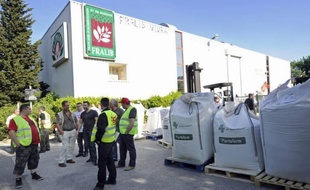 La signature de l'acte d'acquisition du terrain et des bâtiments de l'usine Fralib de Gémenos (Bouches-du-Rhône) par la communauté urbaine de Marseille, qui devait avoir lieu mercredi, a été reportée, a-t-on appris de sources concordantes.