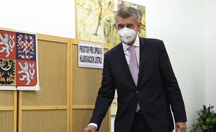 Le Premier ministre tchèque Andrej Babis vote lors des législatives, le 8 octobre.