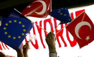 Des supporters du Parti de la justice et du développement (AKP) turc agitent des drapeaux turcs et européens à l'arrivée du Premier ministre Erdogan à l'aéroport d'Istambul le 18 décembre 2004