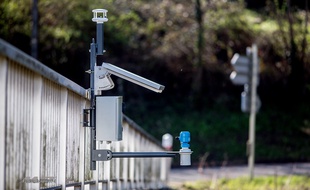 Le système Ogoxe combine des capteurs sur le terrain, un logiciel de prévision des crues et des boitiers connectés.