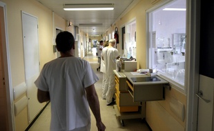 Illustration. Dans les couloirs d'un hôpital à Toulouse.Le 25 octobre 2005.