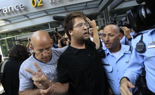 Des officiers de police israéliens emmènent un activiste pro-palestinien lors d'une manifestation à l'aéroport Ben Gourion, à Tel Aviv, le 8 juillet 2011.