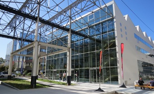 L'entrée de la halle 6 Ouest, pôle universitaire dédié aux cultures numériques.