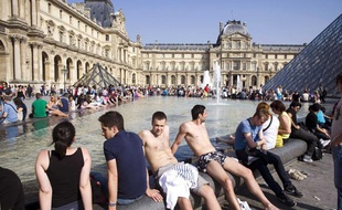 Une chaleur inhabituelle a poussé les touristes près des fontaines, à Paris, le 23 avril 2011.
