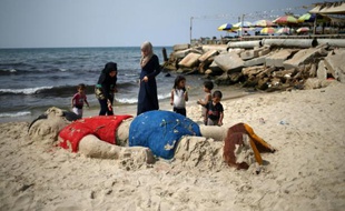 Une statue de sable géante d'Aylan Kurdi, enfant mort noyé en Méditerranée, sur une plage de Gaza le 7 septembre 2015