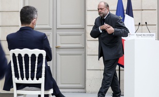 Le ministre de la Justice, Eric Dupond-Moretti, et le ministre de l’Intérieur, Gérald Darmanin (de dos), à Paris à l'issue du Conseil des ministres du 28 avril 2021 (illustration).