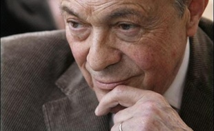 L'ancien Premier ministre socialiste français Michel Rocard, 76 ans, a été hospitalisé à Calcutta (est) samedi à la suite d'un malaise, a annoncé un porte-parole de l'hôpital de l'Institut médical de recherche de Calcutta.