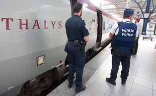 Photo d'archives du 22 août 2015, montrant des agents de police belge et français devant l'entrée d'un train Thalys, en gare Bruxelles Midi (Belgique).