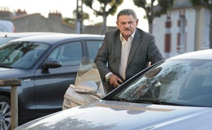 René Marratier, maire de la Faute-sur-mer (Vendée), commune ravagée par la tempête Xynthia qui y tua 29 personnes, est poursuivi pour "prise illégale d'intérêt", a-t-on appris vendredi de source judiciaire.