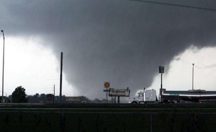 Jeudi 28 avril au soir, le bilan des tornades qui frappent sept Etats du sud des Etats-Unis atteignait 295 victimes. La ville de Tuscaloosa, dans l'Alabama, a subi les vents les plus violents, voisins de 200 km/h. 36 personnes ont été tuées dans le comté.