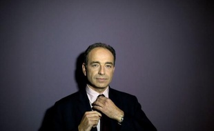 En faisant un pas très clair vers une candidature à la tête du parti -"je prendrai toute ma part, avec d'autres, à cette compétition"- M. Fillon défie ouvertement son rival Jean-François Copé, secrétaire général de l'UMP, déjà candidat, et lui signifie qu'il faudra compter avec lui pour 2017.