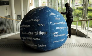 Un globe terrestre avertissant contre les dangers du réchauffement climatique, sur le site de la COP21 au Bourget (Seine-Saint-Denis), le 6 mai 2015