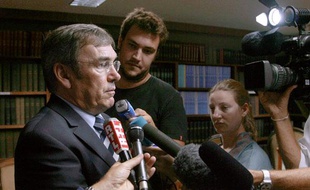 Le procureur de la République de Perpignan, Jean-Pierre Dreno, répond aux journalistes, le 25 août 2009, à Perpignan.
