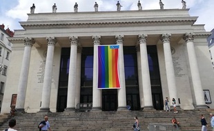 Un drapeau arc-en-ciel sur le théâtre Graslin de Nantes