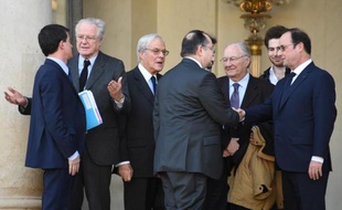 Le Premier ministre Manuel Valls (G), le président du Crif Roger Cukierman (C) et le président François Hollande (D) sur le perron de l'Elysée le 11 janvier 2015 à l'Elysée à Paris