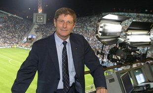 Jean-Michel Larqué s'apprête à commenter un match de l'OM, le 1er décembre 2010 à Marseille