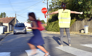Une fillette traverse une rue en courant. (image d'illustration)