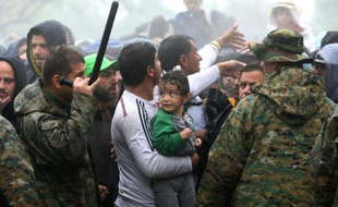 Des migrants et réfugiés attendent de traverser la frontière entre la Grèce et la Macédoine, le 10 septembre 2015 à Idomeni