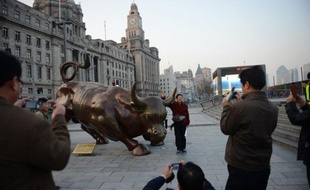 La croissance détonante de la Chine n'a toujours pas trouvé son répondant boursier et la place de Shanghai, première du pays, est à la traîne: confrontée à une offre surabondante d'actions et à une désaffection des investisseurs, elle est tombée en 2012 à son plus bas depuis la crise financière de 2008.