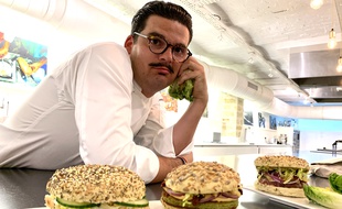 Camille Delcroix et les trois burgers imaginés par l'ancien Top Chef pour le BurgerDayParis