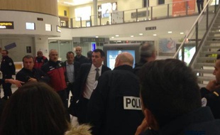 L'arrivée houleuse de Willy Sagnol et ses joueurs à l'aéroport de Mérignac après la défaite à Ajaccio