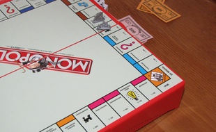 Le Monopoly détourné par une conciergerie pour voir la réalité des prix de l’immobilier en location Airbnb à Paris. (Illustration)