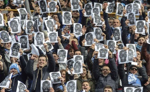 Les supporters de Naples brandissent des photos de Kalidou Koulibaly le 7 février 2016.