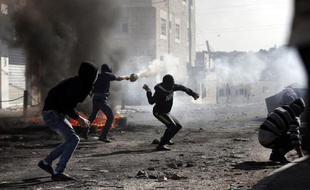 Des palestiniens affrontent les forces de sécurité israéliennes dans le camp de réfugiés de Shuafat à Jérusalem Est, le 7 novembre 2014