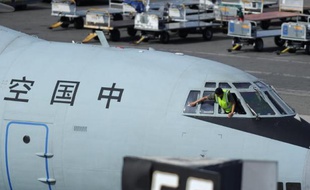 Un llyushin lL-76 chinois à son arrivée à l'aéroport international de Perth le 10 avril 2014 après avoir participé aux dernières opérations de recherches de l'épave du vol MH370 de la Malaysia Airlines