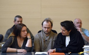 Erika Luna et Jimmy Laforge, les parents d'Océane, accompagnés de leur avocate Beatrice Lobier Tupin à l'ouverture du procès en appel du meurtrier présumé de leur fille, à Avignon le 29 janvier 2015