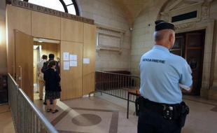 Les jurés avaient du mal mardi à ne pas manifester leur effroi à la lecture des faits de viols pour lesquels a été condamné dans les années 1970 et 1980 Bruno Cholet, le "faux taxi" jugé pour le meurtre d'une jeune Suédoise en 2008, qu'il nie avoir commis.