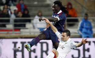 Le Marseillais Jérémy morel tente de contrer le Lyonnais Bafétimbi Gomis, le 5 février 2012, au Stade Vélodrome.