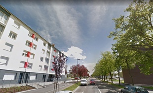 L'homme a sauté du deuxième étage de son immeuble de la rue du Général-Mangin en grande banlieue de Nancy.