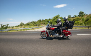 Deux motards sur l'autoroute du sud (image d'illustration).