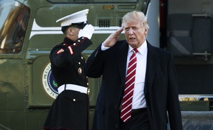 Donald Trump descend de l'hélicoptère Marine One, le 6 février 2017.