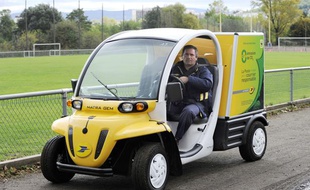 Un employé de La Poste à bord de l'une des premières voitures électriques mises en service par le groupe, le 05 octobre 2010 à Saint-Etienne.