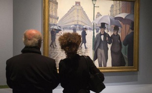 Le tableau "Rue de Paris, temps de pluie" de Caillebotte exposé le 24 septembre 2012 au musée d'Orsasy à Paris