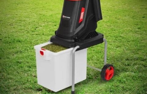 Stop aux tas de branches : ce broyeur de végétaux électrique chute à 169 € chez Jardiland