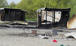 Cabanon détruit dans le camp de migrants de Grande-Synthe (Nord)