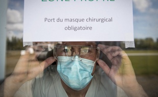 Un médecin dans un centre Covid installé dans un gymnase en avril 2020, en plein confinement.