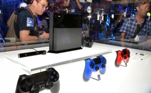 La PlayStation 4 et ses manettes exposées au Tokyo Game Show, le 19 septembre 2013.