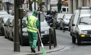 Un employé des services de propreté de la ville de Paris balayant un caniveau dans une rue de la capitale.(Photo illustration)